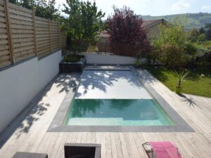 Piscine creusée extérieure avec volet de sécurité