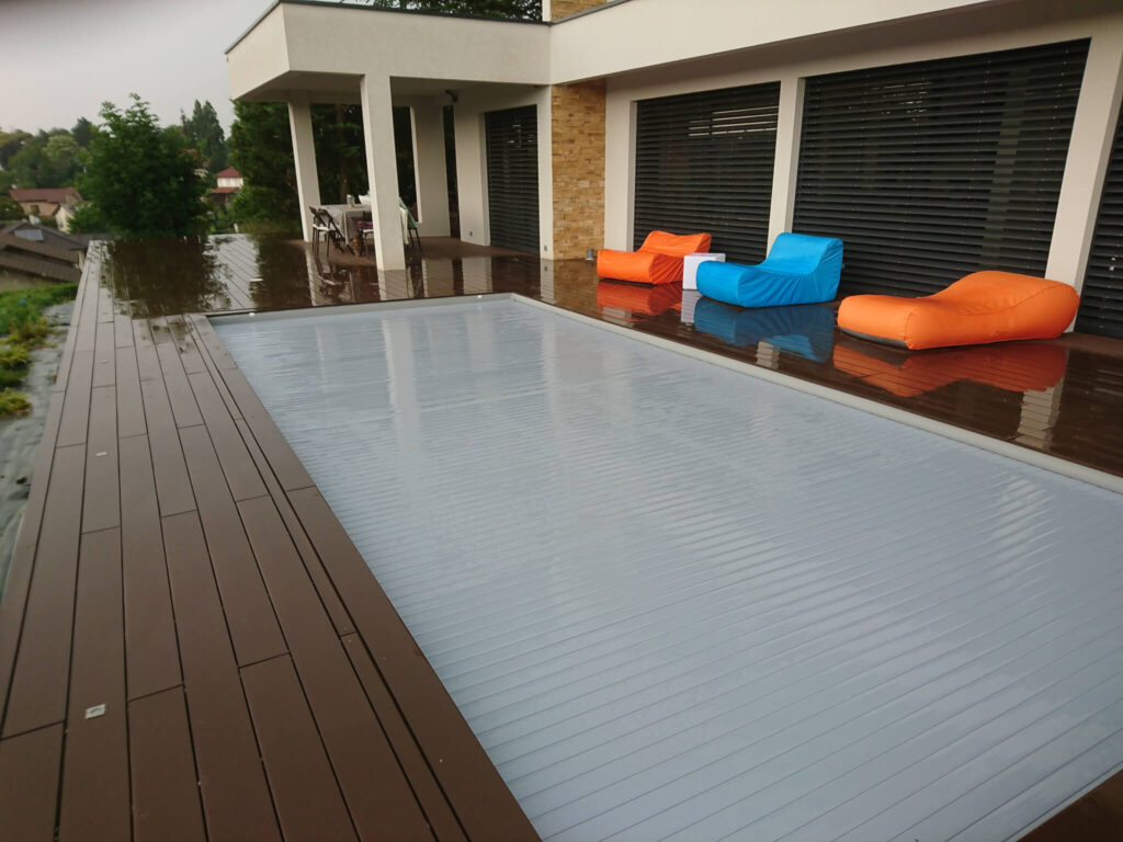 Volet de sécurité fermé sur piscine extérieure creusée